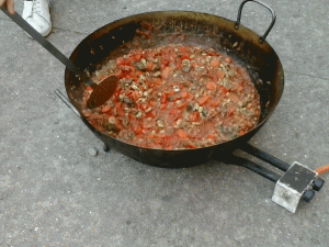 Perol de arroz hecho por las familias de los/as chavales/as de las plataformas